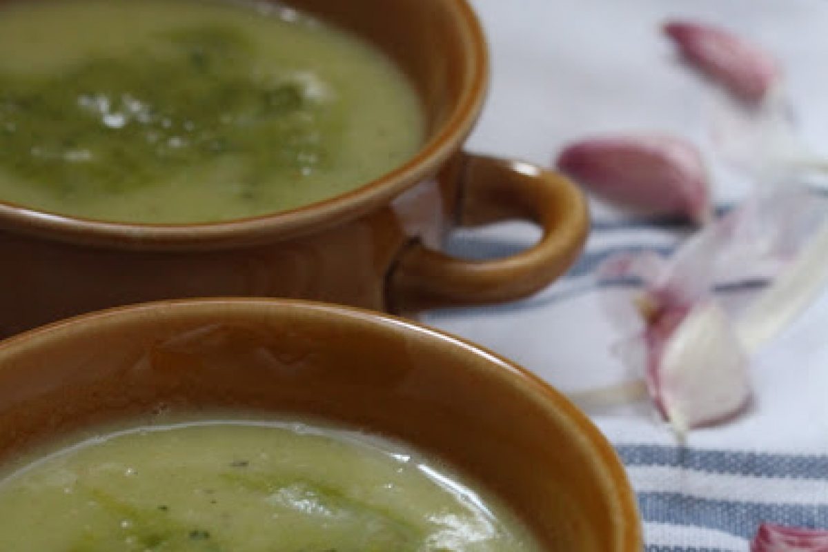 Krem porowo – ziemniaczany i pesto ze szczawiu. /Leek-potatoes cream and sorrel pesto